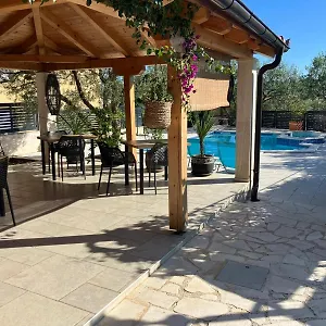 https://apartments-and-rooms-rogic.hotelinzadar.com